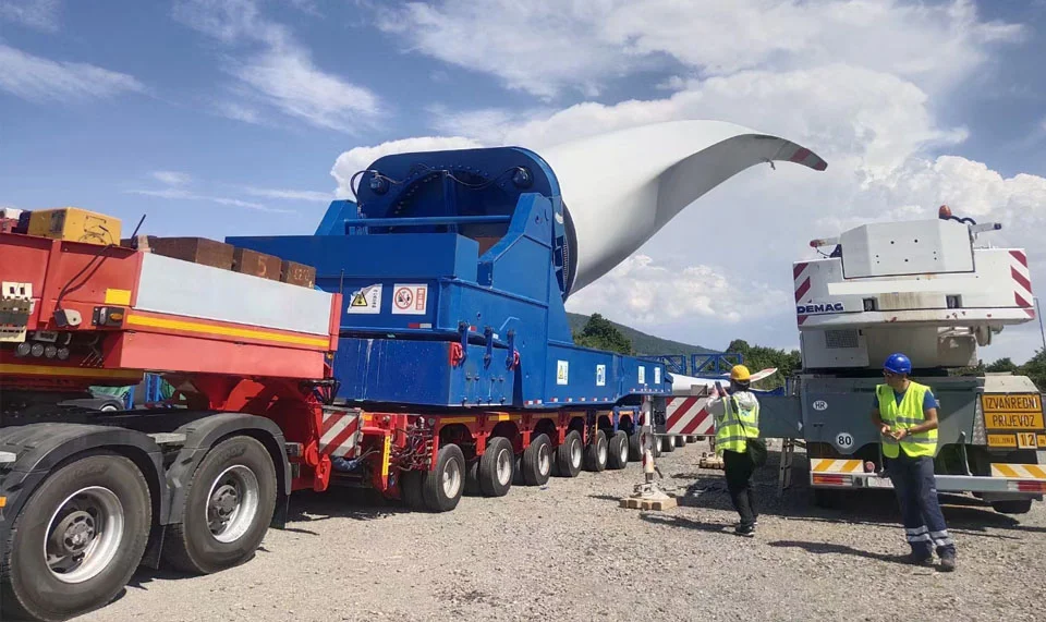 wind blade lifter with hydraulic modular trailer