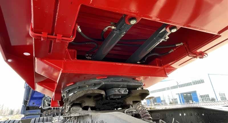 Two Steering Cylinders in Hydraulic Gooseneck